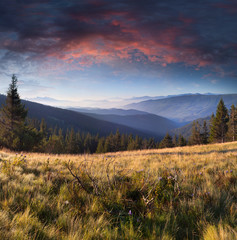 Fototapeta na wymiar Letni krajobraz w górach. Wschód słońca