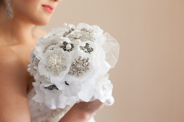 Naklejka premium Bridal wedding bouquet of flowers on wedding day