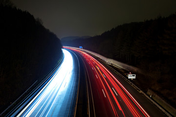 Autobahn bei Nacht
