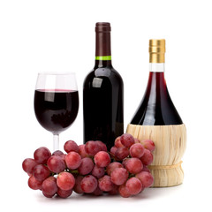 Obraz premium Full red wine glass goblet, bottle and grapes