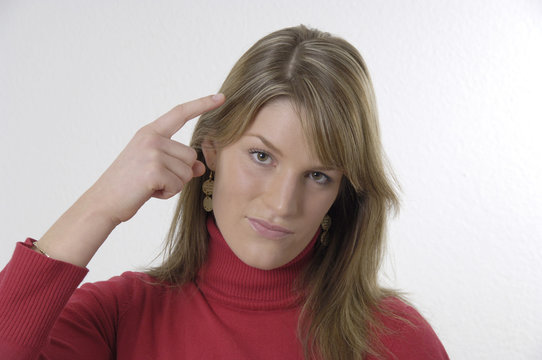 Frau zeigt einen Vogel