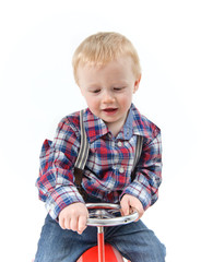 Junge mit rotem Auto