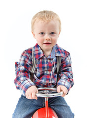 Junge mit rotem Auto