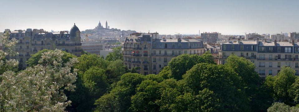 Vue de la butte Montmartre depuis les buttes chaumont - Paris