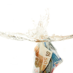 Geldscheine fallen ins Wasser