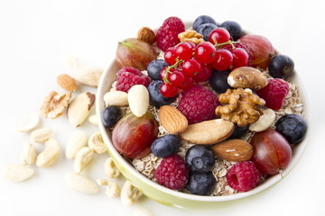 müsli mit früchten und nüssen