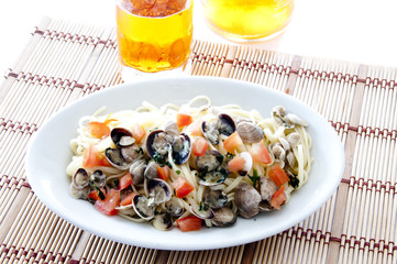 fettuccine con vongole e pomodoro