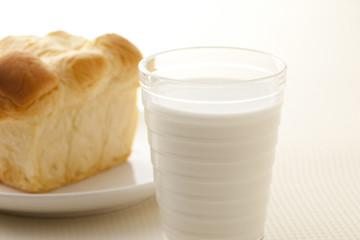 牛乳とパン