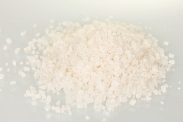Fototapeta na wymiar Dużo soli morskiej na białym