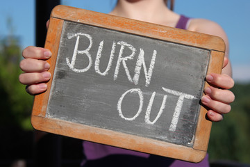 alte Schultafel mit Kreideschrift ‘BURN OUT'