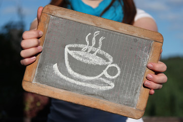 alte Schultafel mit Kaffeetasse (Pause)
