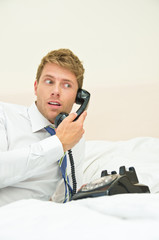 erstaunter mann beim Telefonieren