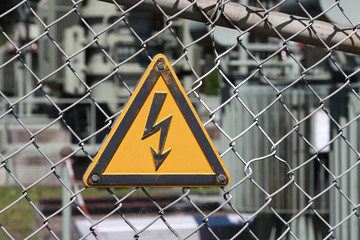 Schild: Hochspannung Lebensgefahr