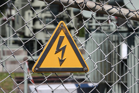 Schild: Hochspannung Lebensgefahr
