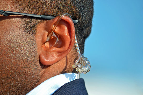 earpiece in secret service man's ear