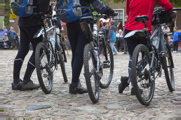 Fototapeta premium waiting mountainbikers