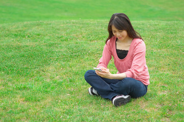 スマホを使う女性