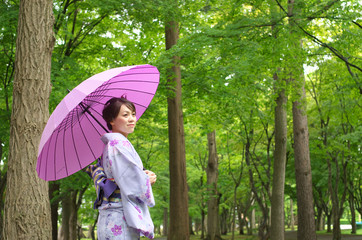 傘を持った着物の女性