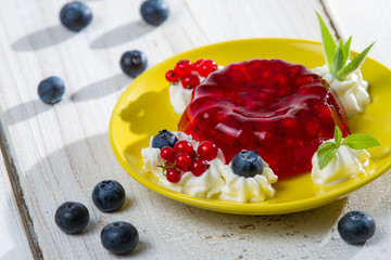 Fresh mint leaves and served with fruit jelly
