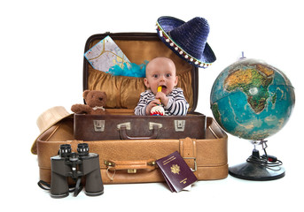 enfant de 7 mois dans une valise