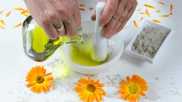 Peeling mit Meersalz und Oliven&ouml;l herstellen