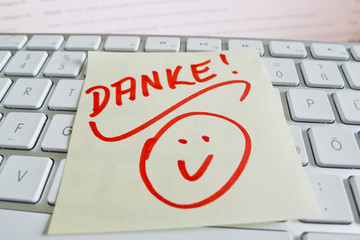 Notiz auf Computer Tastatur: Danke