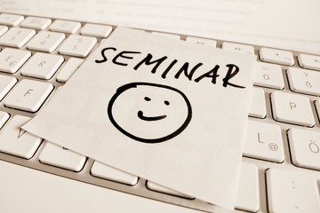 Notiz auf Computer Tastatur: Seminar