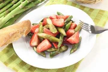 Spargelsalat mit Erdbeeren