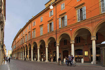 Modena, portici della via Emilia