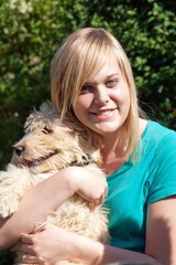 junge frau mit golden doodle