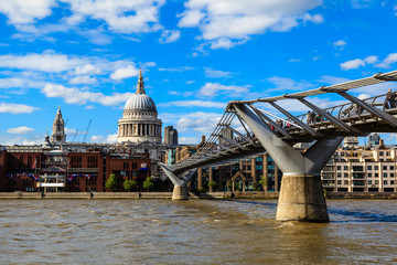 Fototapeta na wymiar Millennium Bridge i Katedra Świętego Pawła w Londynie, Wielka K