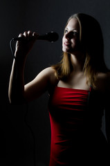 Obraz premium The girl with a microphone