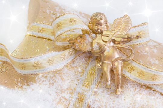 Goldenes Weihnachtsgeschenk mit Engel