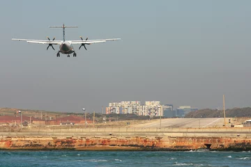 Papier Peint photo autocollant moyen-Orient Passenger airplane landing on runway.
