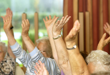 Hockergymnastik für Senioren mit den Händen