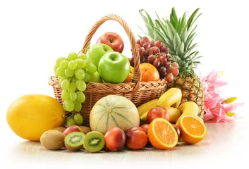 Zelfklevend Fotobehang Samenstelling met diverse soorten fruit in rieten mand © monticellllo