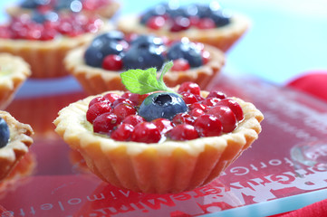 Cupcake with fruit © 7monarda