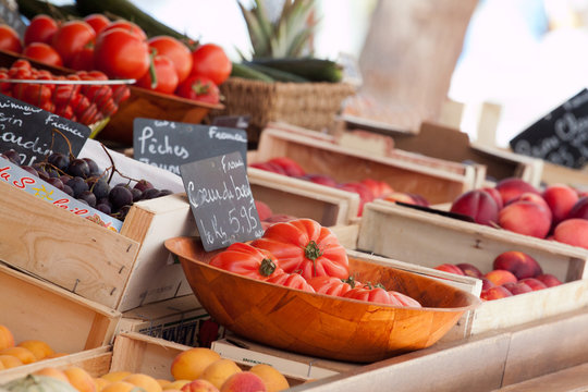 marché en provence, étalage de tomates