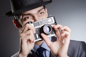 Obraz premium Photographer man with vintage camera