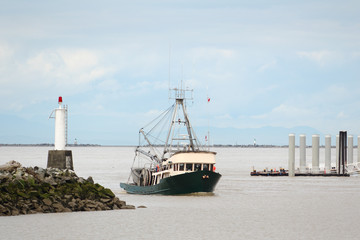 Seiner Returns to Harbor