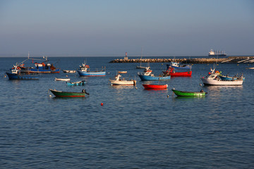 Fototapeta na wymiar kolorowe łodzie rybackie, Cascais, Portugalia