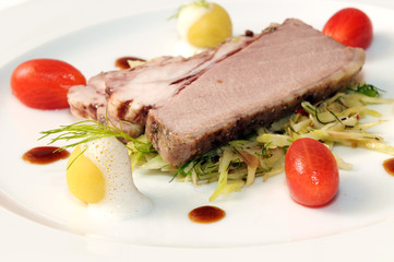 Kalbsbrust mit Cocktailtomaten, Pellkartoffeln auf Fenchelgemüse