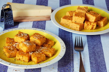 Smażona polenta z parmezanem (kasza kukurydziana)