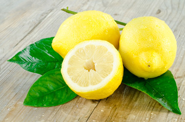 Limoni freschi