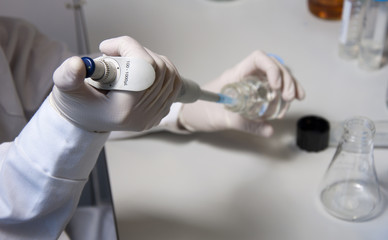 Científico manipulando muestra en laboratorio