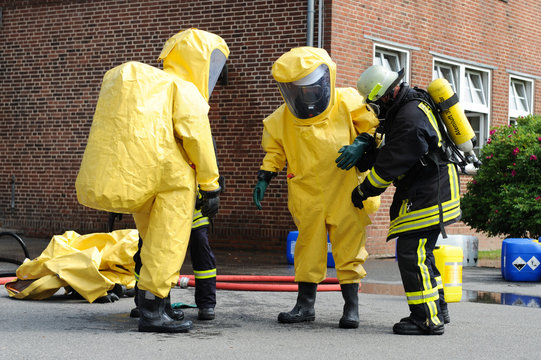 Feuerwehr in Schutzanz&uuml;gen