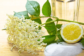 Hollunderblüten mit Zitrone und Zucker