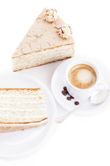 nusstorte mit einer tasse kaffee von oben