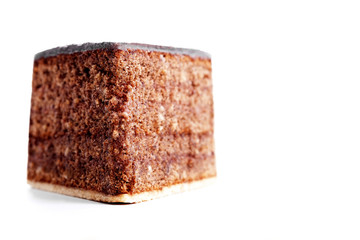 schokokuchen von vorne auf weissem hintergrund