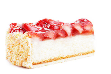 ein stück erdbeerkuchen auf weissem hintergrund